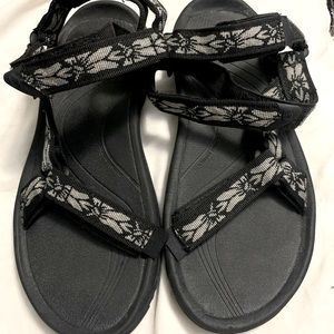 Teva hiking sandals size 8